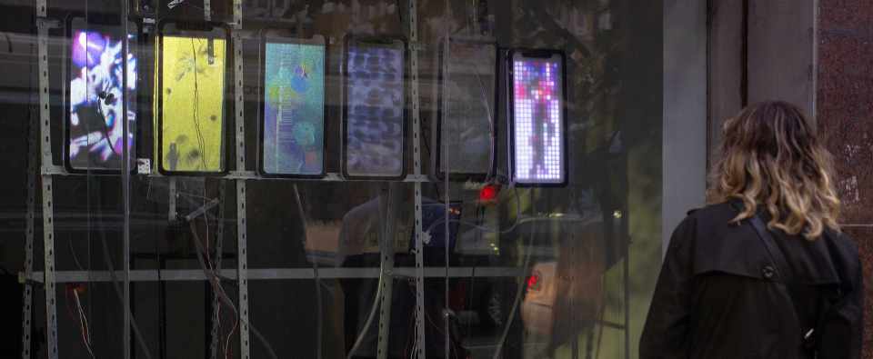 Pantallas de acrílico de la instalación en la vidriera de 