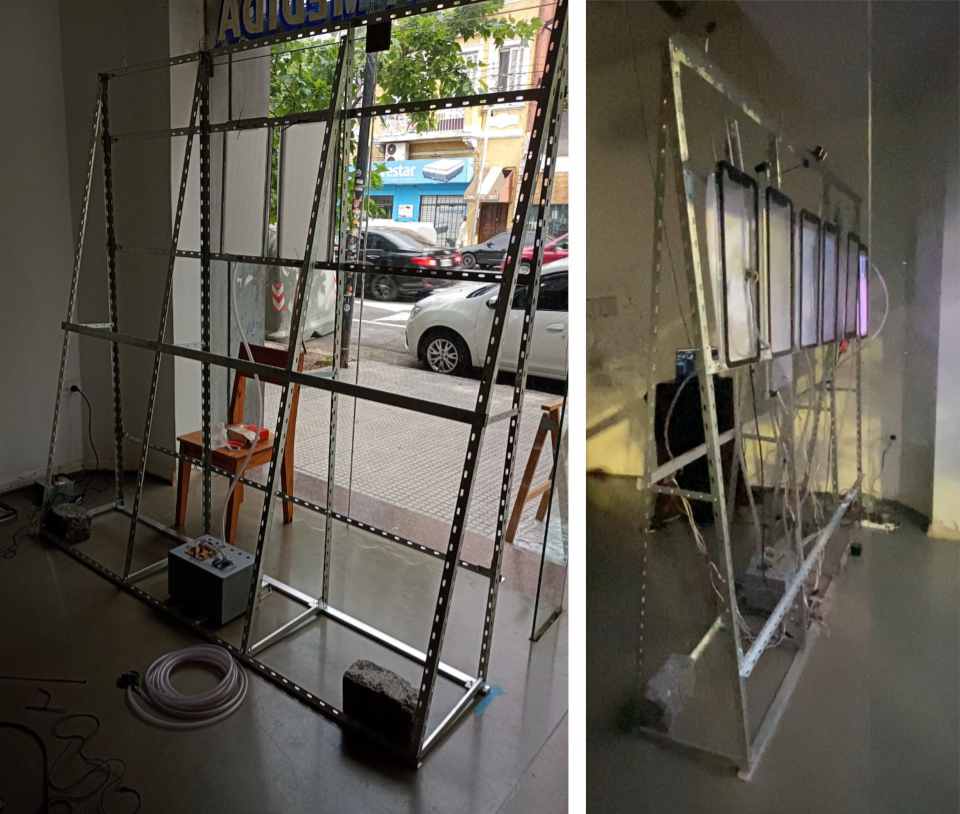 Dos imágenes con el proceso de montaje de la obra en la vidriera de 